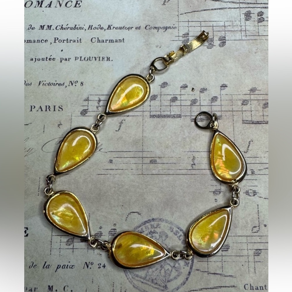 Elegant Gold Teardrop Bracelet